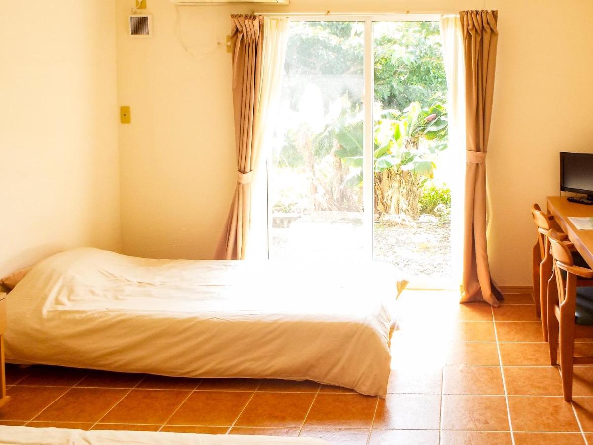 Hotel Asobibase Yamabare-House à Ishigaki  Extérieur photo