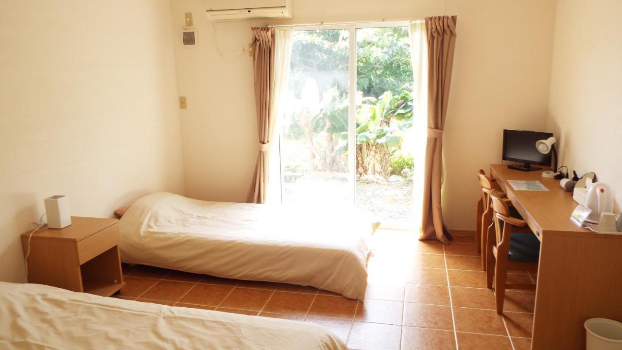 Hotel Asobibase Yamabare-House à Ishigaki  Extérieur photo